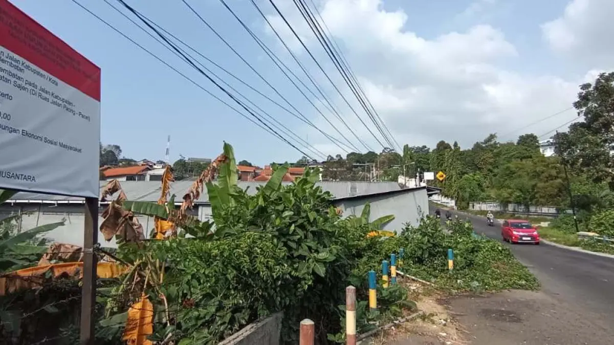 JADI PRIORITAS: Jembatan Sajen, Kecamatan Pacet, Kabupaten Mojokerto yang akan diperlebar untuk mendukung akses masyarakat dan kawasan wisata, kemarin (21/6). (Rizal JPRM)