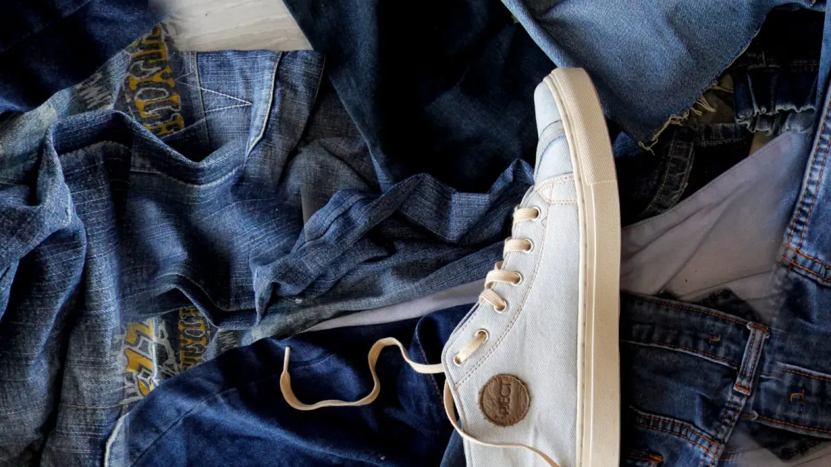 KIAN DIBURU: Berbagai macam sepatu daur ulang berbahan jeans produk Upject asal Kepuhanyar, Kecamatan Mojoanyar kian dilirik pasar ekspor.