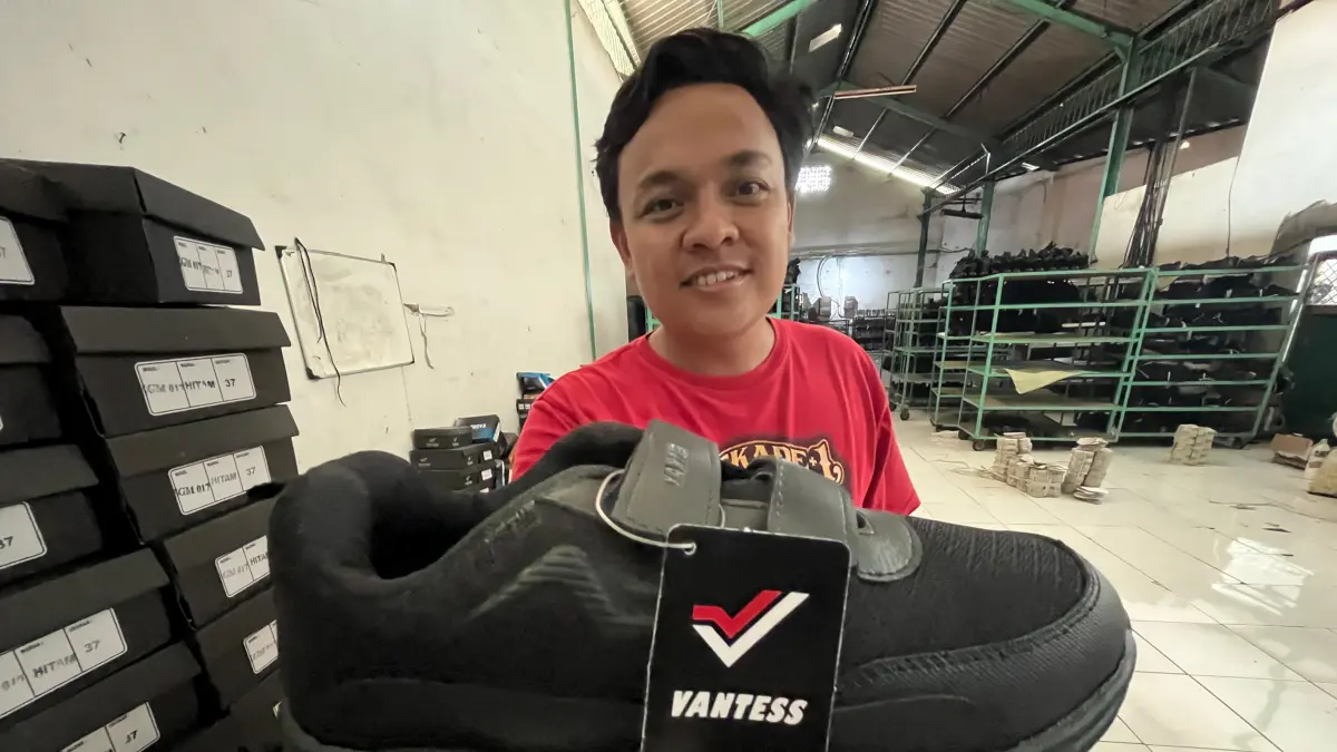 MASIH OPTIMIS: Doni Budi Setiawan menunjukkan sepatu sekolah yang ia produksi sebelum dipasarkan ke luar pulau. (Farisma JPRM)