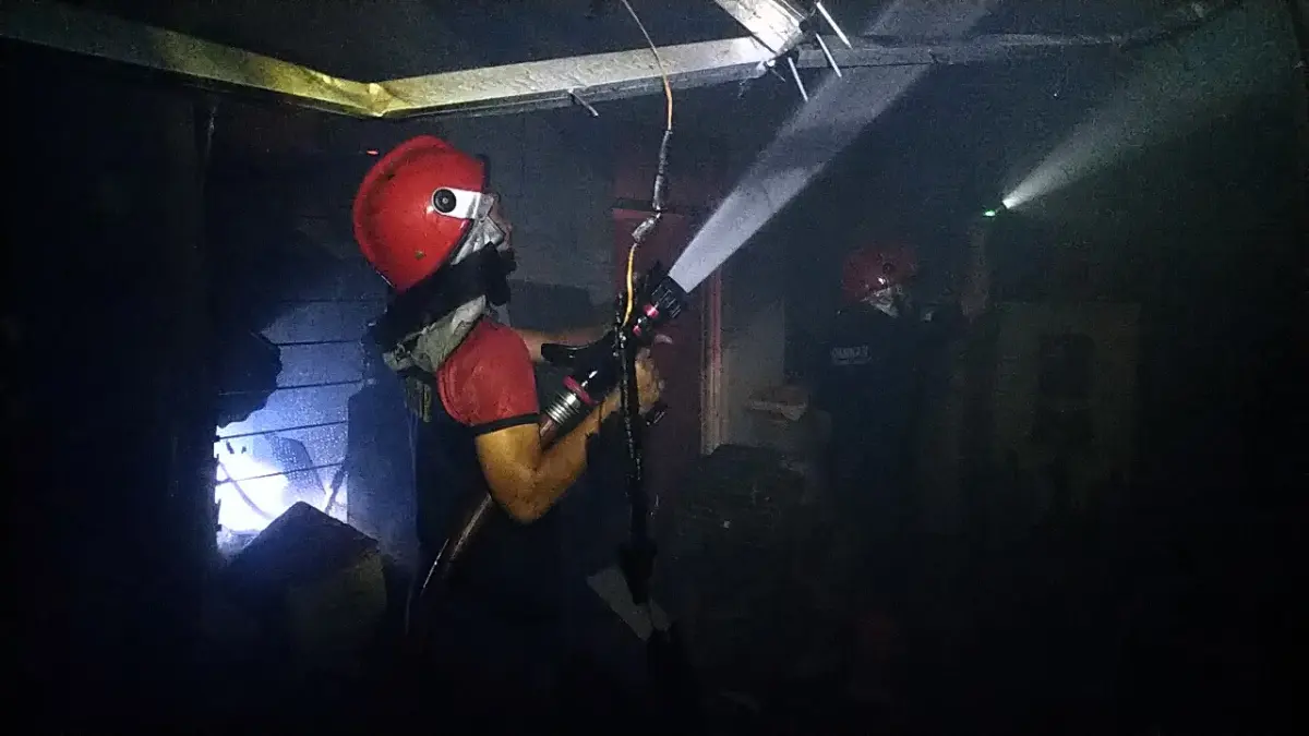 PATUT DIWASPADAI: Sebuah rumah warga Jl. Argopuro 1, Wates, Kota Mojokerto, terbakar pada 4 Juni lalu. BPBD ingatkan pentingnya mengantisipasi kebakaran di musim kemarau ini. (dok JPRM)