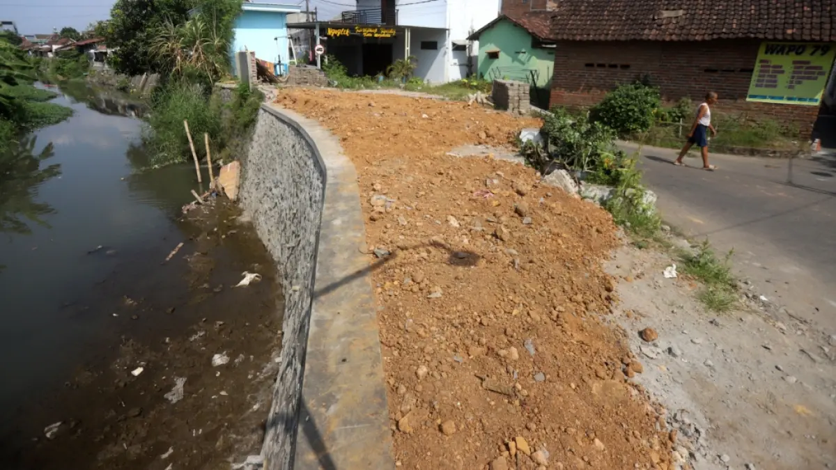TUNTAS: Tanggul Sungai Sadar di Lingkungan Ngaglik, Kelurahan/Kecamatan Kranggan, Kota Mojokerto, yang sebelumnya ambrol sudah diperbaiki, kemarin (21/6). (Sofan JPRM)