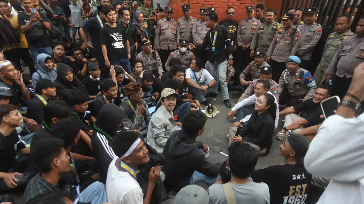DUDUK DI ATAS ASPAL: Mahasiswa dari Aliansi Mahasiswa Mojokerto berdialog dengan Ketua DPRD Kota Mojokerto, Ery Purwanti didampingi Wakil Ketua DPRD Hadi Prayitno dan Heri Ernowo dengan duduk di atas aspal gerbang kantor DPRD Kota Mojokerto, Jalan Surodinawan, Senin (22/6). (Sofan Kurniawan/JPRM)