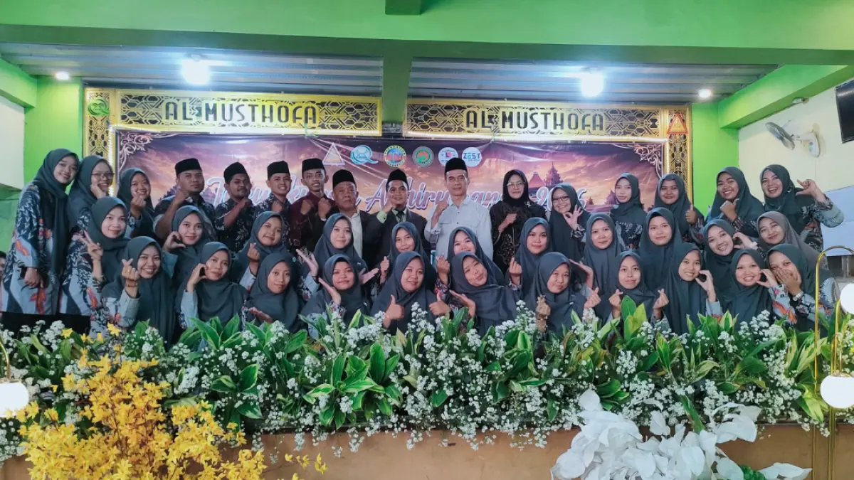 DUA DEKADE: Keluarga besar Al Musthofa bersama Guru Besar UIN Sayyid Ali Rahmatullah Tulungagung Prof. Dr. KH. Teguh, M.Ag usai kegiatan tasyakuran akhirussanah, Rabu (17/6). 