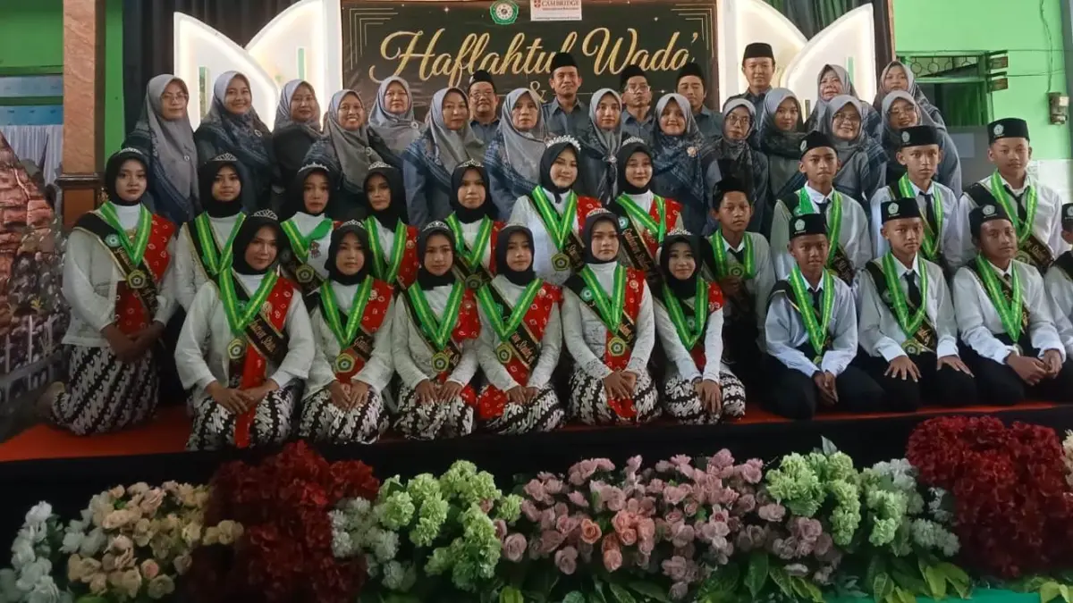 GENERASI UNGGUL: Siswa MI Syuhada’ Banjaragung, Kecamatan Puri bersama para guru usai menjalani kegiatan wisuda akhirussanah, Sabtu (20/6) lalu. (Indah JPRM)