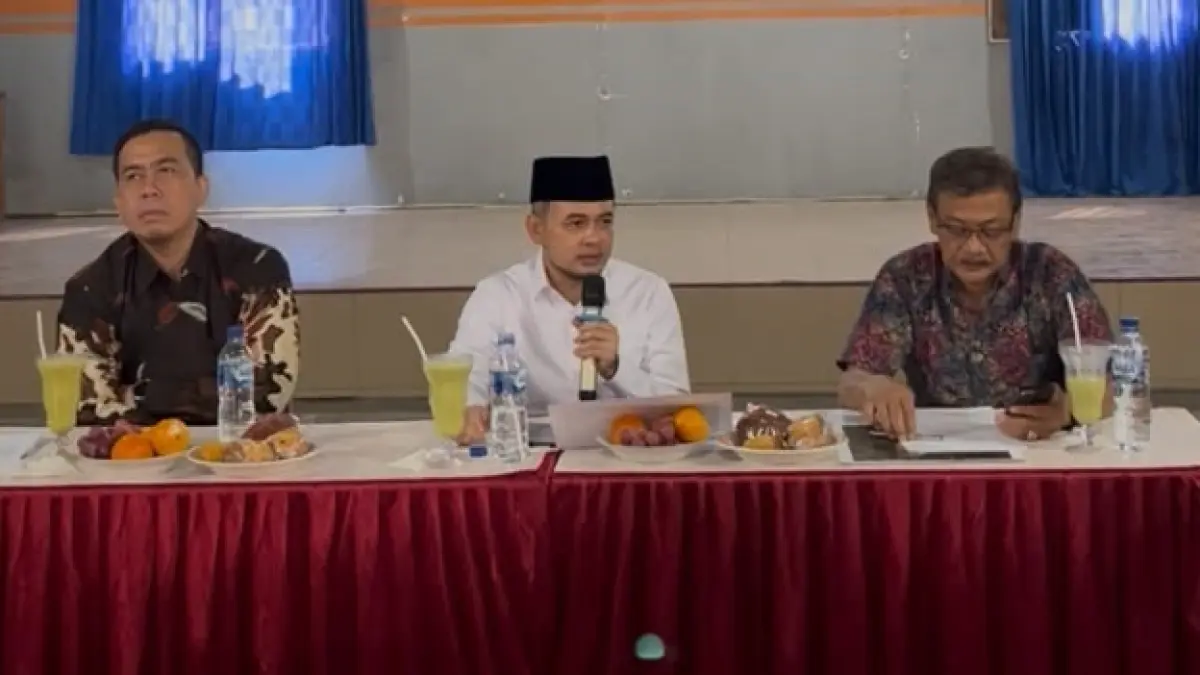 IKHTIAR: Kepala Desa Pacet Yadi Mustofa (kanan) bersama Staf Khusus Menteri Desa dan PDT M. Afif Zamroni saat menggelar pertemuan membahas program PPPKH demi kesejahteraan warga, Minggu (21/6). (Indah JPRM)