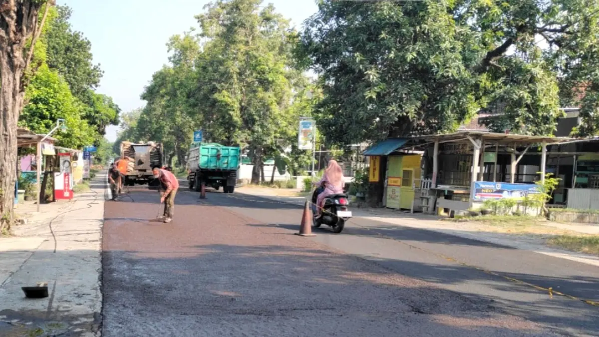 JALUR PROVINSI: Petugas melakukan perbaikan pada ruas jalan Gedeg-Ploso di Desa Betro, Kecamatan Kemlagi, Kabupaten Mojokerto, kemarin (22/6). (Martda JPRM)