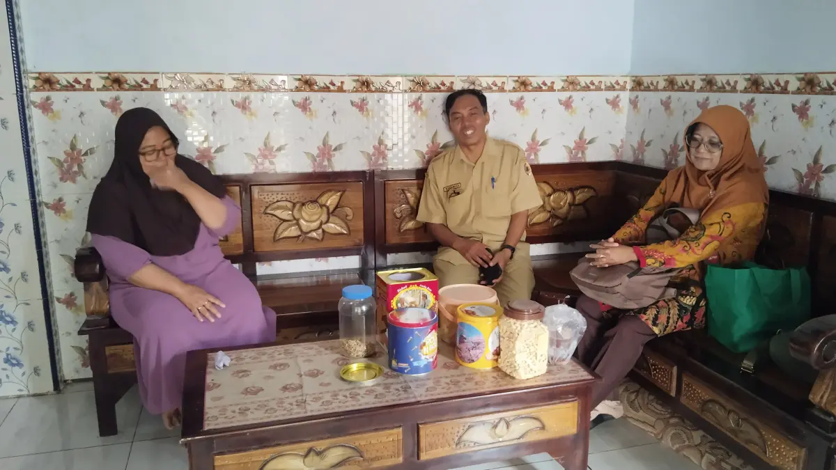 JEMPUT BOLA: Pihak SMPN Satap Jatirejo mendatangi lembaga hingga rumah warga untuk gerilya mencari anak yang belum diterima ke SMP, kemarin (22/6). (Indah JPRM)
