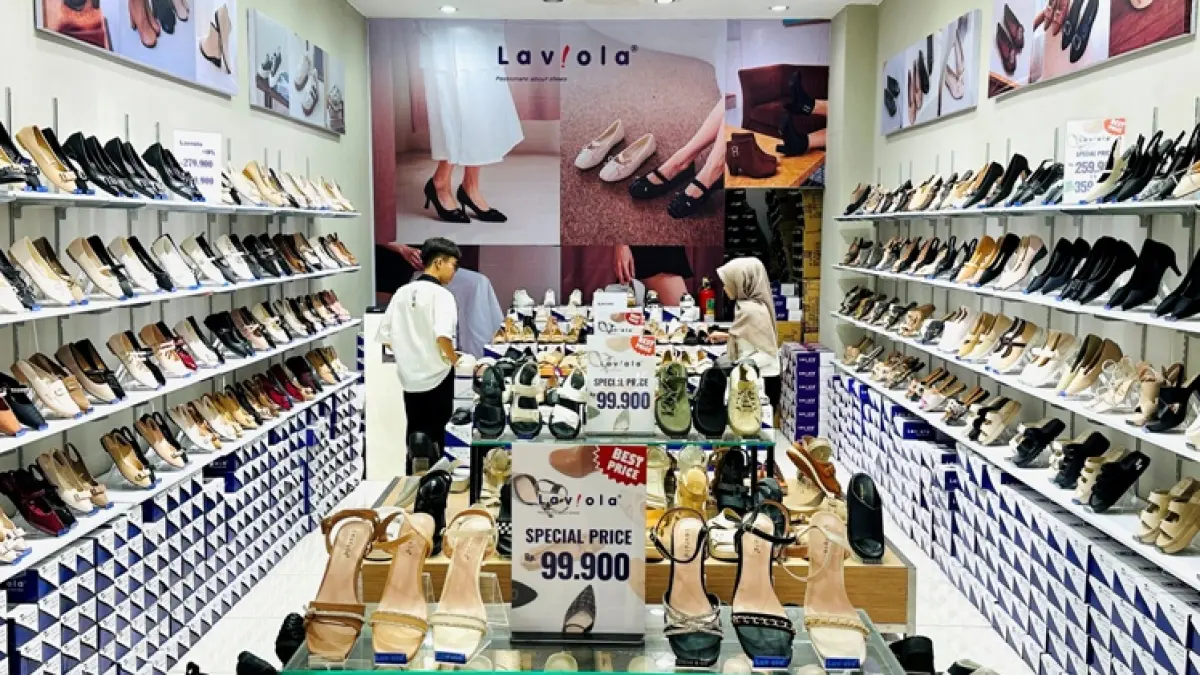 LENGKAP: Tenant Laviola ini menyediakan berbagai footwear yang beragam dan model terbaru. (Dodik JPRM)