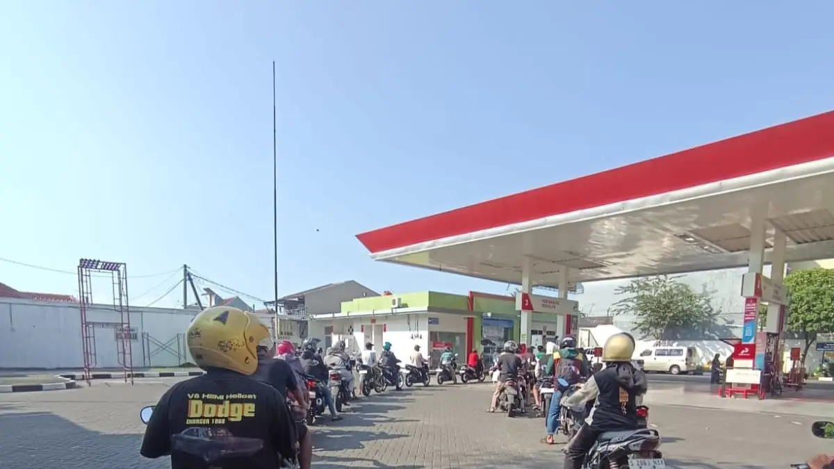 MENGULAR: Pengguna roda dua antre mengisi Pertalite di SPBU Pertamina, Jalan Surodinawan, Kecamatan Prajurit Kulon, Kota Mojokerto, kemarin (22/6). (Adi JPRM)