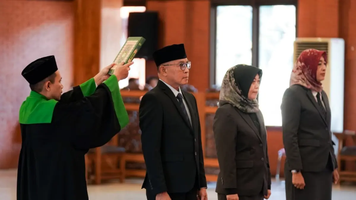 MUTASI: Tiga kepada OPD menjalani pelantikan dalam mutasi yang digelar di Balai Kota Mojokerto, Sabtu (20/6).&nbsp; (dok Pemkot for JPRM)