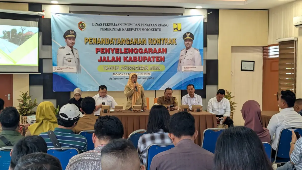 SINERGISITAS: Kepala Dinas PUPR Kabupaten Mojokerto Yuni Laili Faizah, Kabid Bina Marga Henri Surya bersama perwakilan APH (pendamping) memberi arahan saat teken kontrak proyek dengan rekanan, kemarin (22/6). (Dori JPRM)
