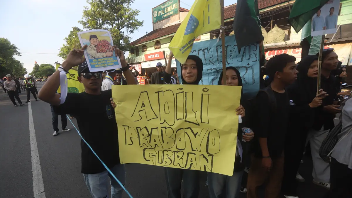 SUARA MAHASISWA: Sejumlah mahasiswa peserta demonstrasi menunjukkan poster berisi kata-kata dan gambar saat aksi di depan gedung DPRD Kota Mojokerto, Jalan Surodinawan, Senin (22/6). (Sofan Kurniawan/JPRM)