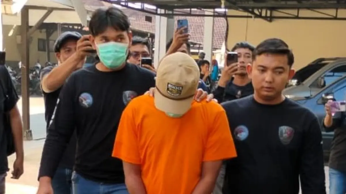 TERTUNDUK: Tersangka kasus peredaran vape narkoba digiring petugas untuk menjalani pemeriskaan lanjutan pada 10 Juni lalu.&nbsp;(Martda JPRM)