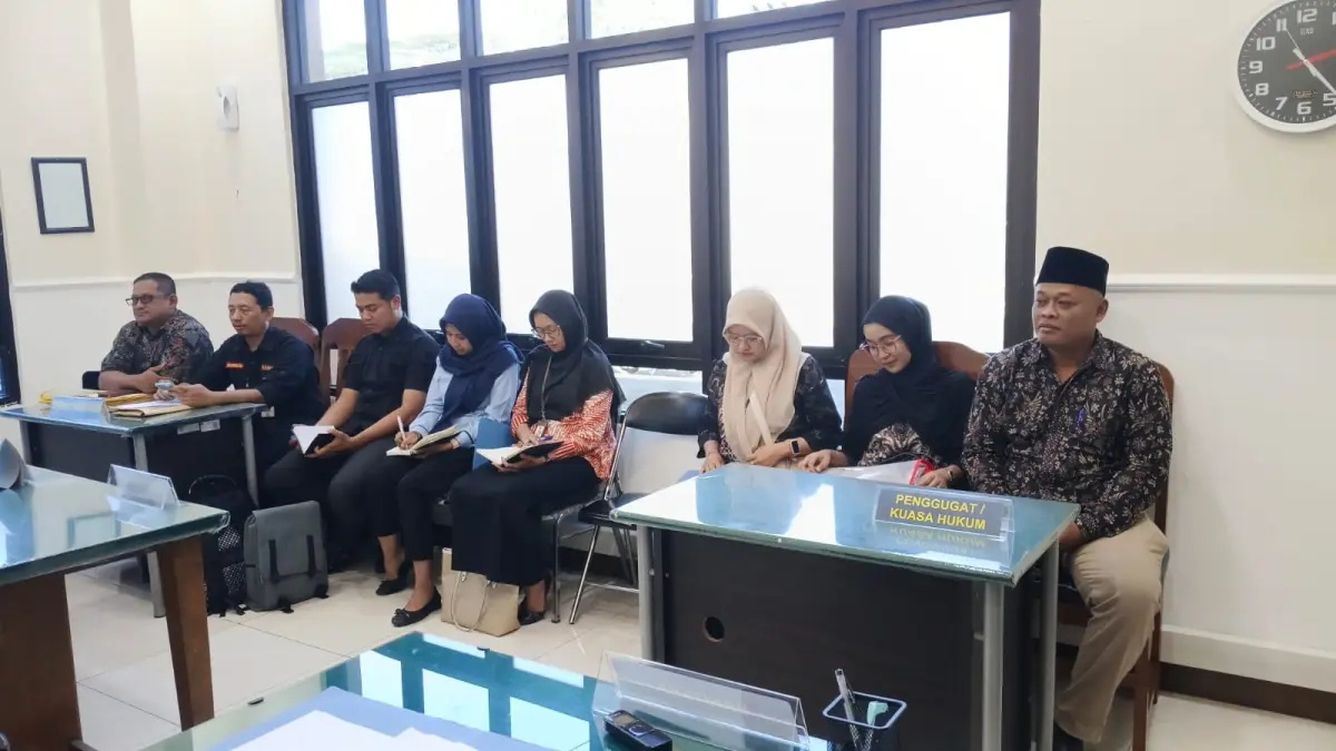 TERUS BERGULIR: Sidang gugatan parkir berlangganan di Kota Mojokerto berlangsung di Pengadilan Tata Usaha Negara (PTUN) Surabaya, Kamis (18/6). (dok Ri