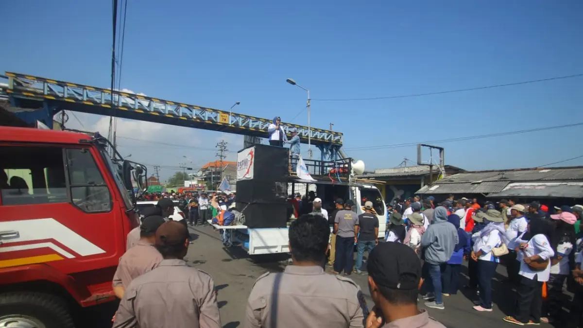 TUNTUT HAK: Buruh PT Pakerin yang menggelar aksi massa untuk menuntut pembayaran gaji yang menunggak tiga bulan dengan memblokade ruas Jalan Mojosari-Prambon di depan PT Pakerin, kemarin (22/6). (Rizal JPRM)
