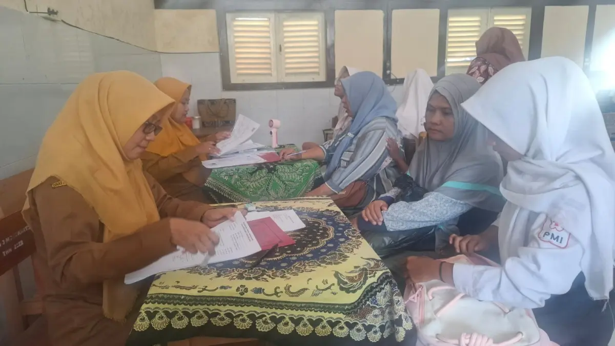 BERGULIR: Proses daftar ulang siswa yang lolos SPMB tahap 2 di SMAN 3 Mojokerto, Senin (22/6) lalu. Hari ini, calon siswa baru yang belum lolos di tahap 1 dan 2 bisa daftar ulang ke SMA tujuan lewat persaingan nilai akademik. &nbsp;(Indah JPRM)