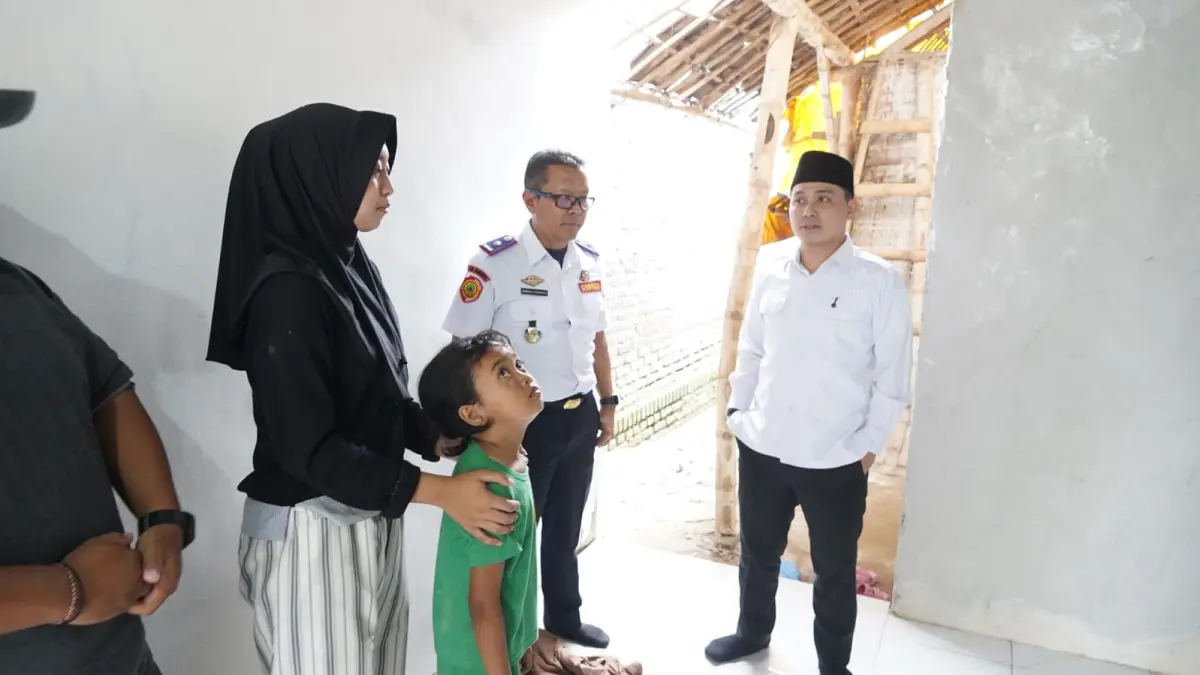 BERI MANFAAT: Bupati Mojokerto Muhammad Albarraa didampingi Kepala DPRKP2 Bambang Purwanto tinjau progres pembangunan RTLH di Desa Kaligoro, Kecamatan Kutorejo, Rabu (3/6). (Dori JPRM)