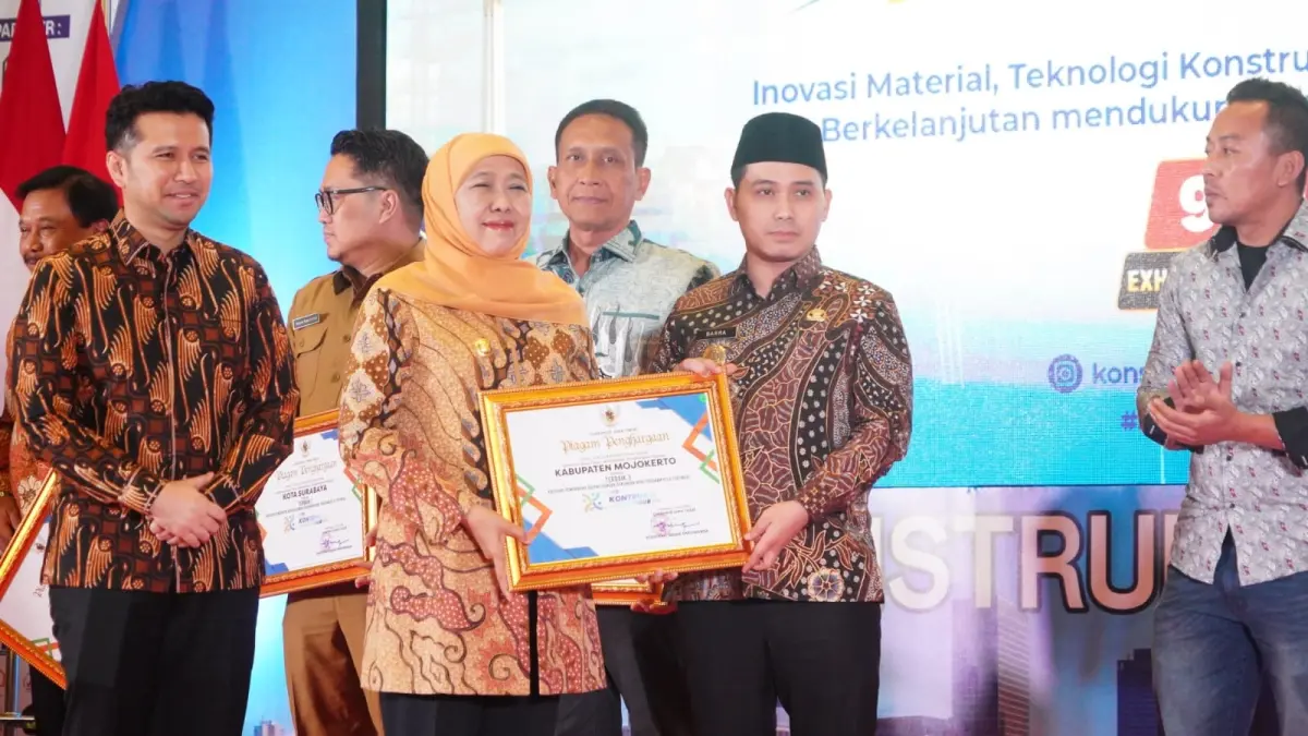 BUAH KOMITMEN: Bupati Mojokerto Muhammad Albarraa dianugerahi Gubernur Jawa Timur Khofifah Indar Parawansa atas komitmennya dalam mendukung pemenuhan hunian masyarakat tidak mampu melalui program RTLH dalam APBD, di Surabaya, Selasa (9/6). (Dori JPRM)