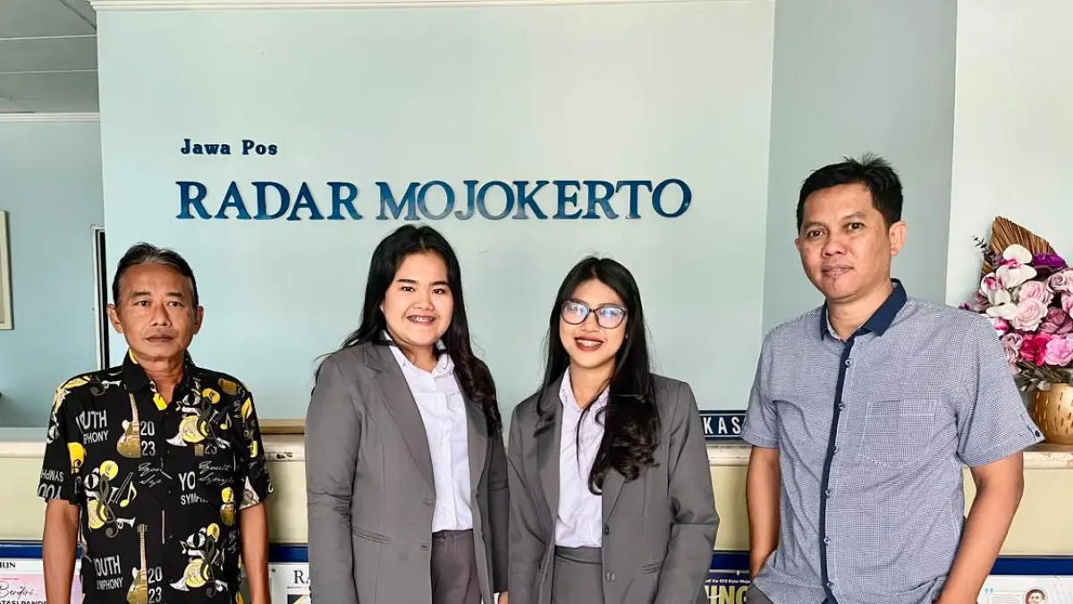 DARI KIRI: General Manager Jawa Pos Radar Mojokerto, Abi Mukhlisin, Sales Executive Grand Whiz Hotel, Adellia, Marketing Communication, Riyya Izza dan Manager Keuangan Jawa Pos Radar Mojokerto, Niko Suseno Jaya. (Dodik JPRM)