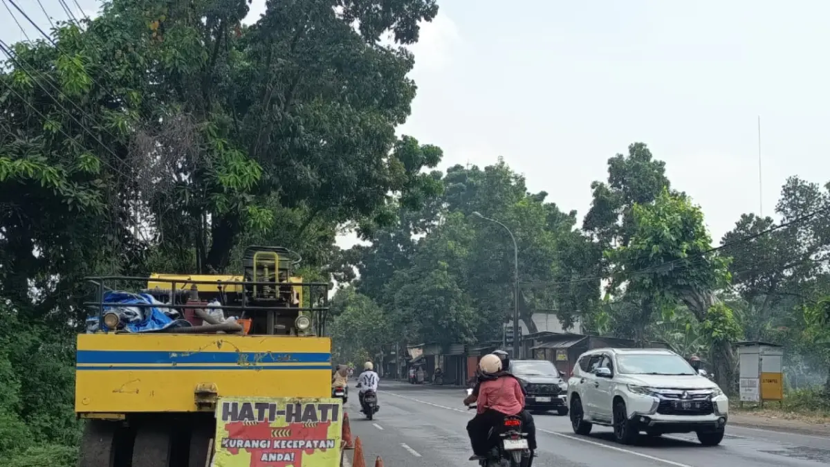 DIREHABILITASI: Alat berat yang dioperasikan untuk melakukan perbaikan jalan di ruas Jalan Raya Ngranggon, Kecamatan Bangsal, Kabupaten Mojokerto. (Rizal JPRM)