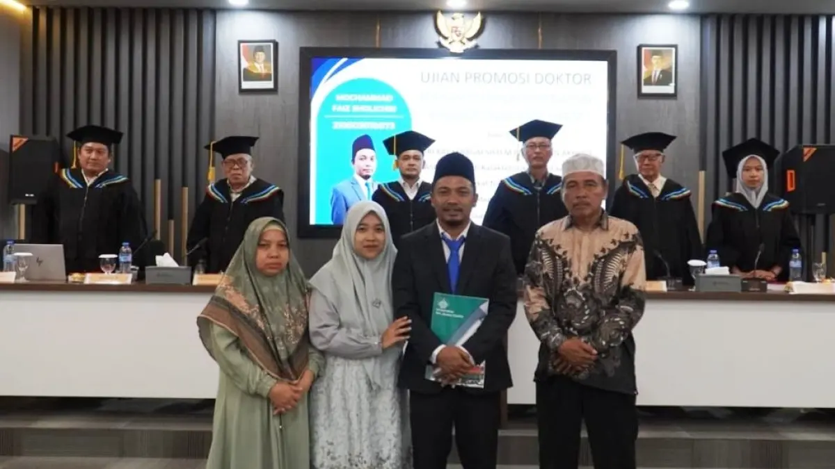 ISTIMEWA: Kepala SMK PTIPD Mojokerto Mochammad Faiz Sholichin bersama keluarga usai meraih predikat Cum Laude dari Universitas KH. Abdul Chalim Mojokerto, kemarin (23/6). (Indah JPRM)