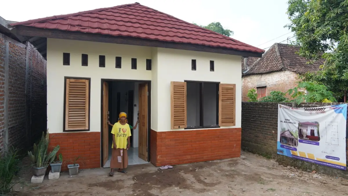 LAYAK DAN APIK: Kondisi rumah&nbsp;Budi Santoso, warga RT 015/RW 06 Dusun Randegan, Desa Kaligoro, Kecamatan Kutorejo, Kabupaten Mojokerto, usai menerima program bedah rumah dari Pemkab Mojokerto. (Dori JPRM)