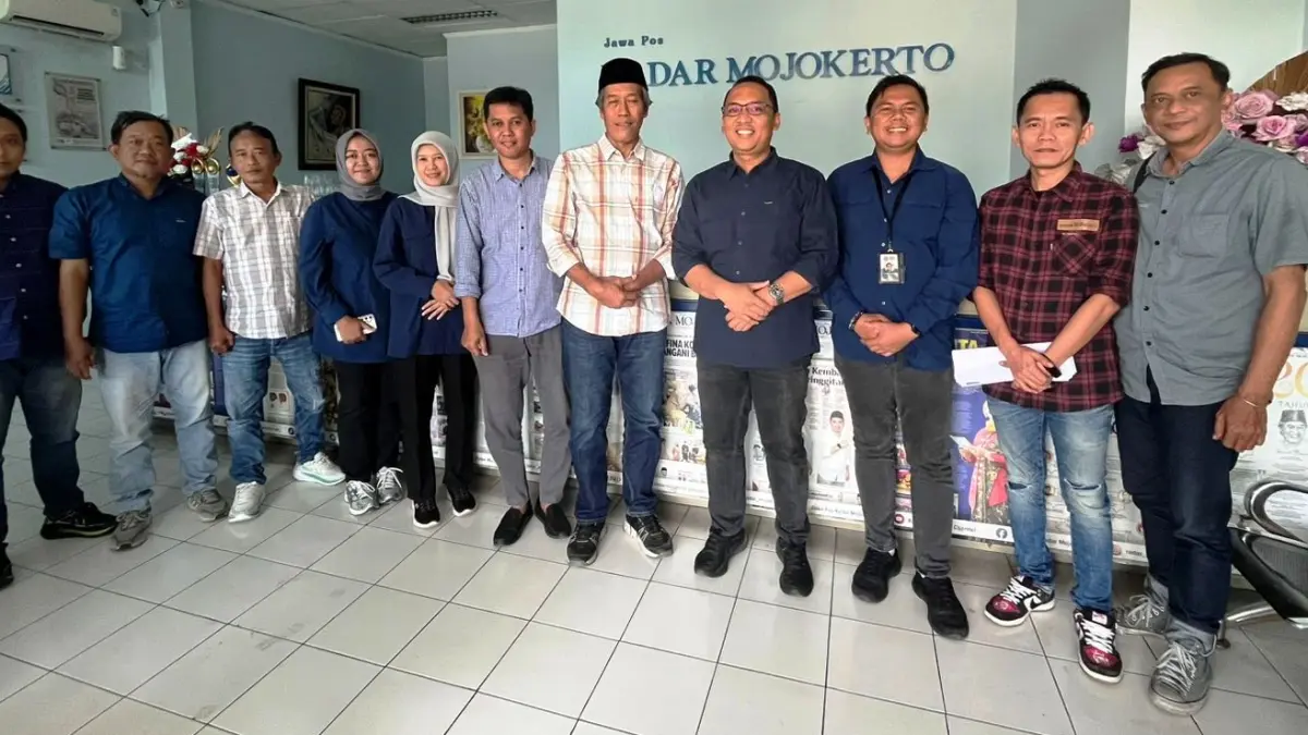 SINERGI: Rombongan Biro Administrasi Pimpinan Setdaprov Jatim dipimpin Kepala Bidang Materi dan Komunikasi Zainal Muttaqin diterima Direktur JPRM M. Nur Kholis didampingi jajaran manajemen, Senin (22/6). (Fendy JPRM)