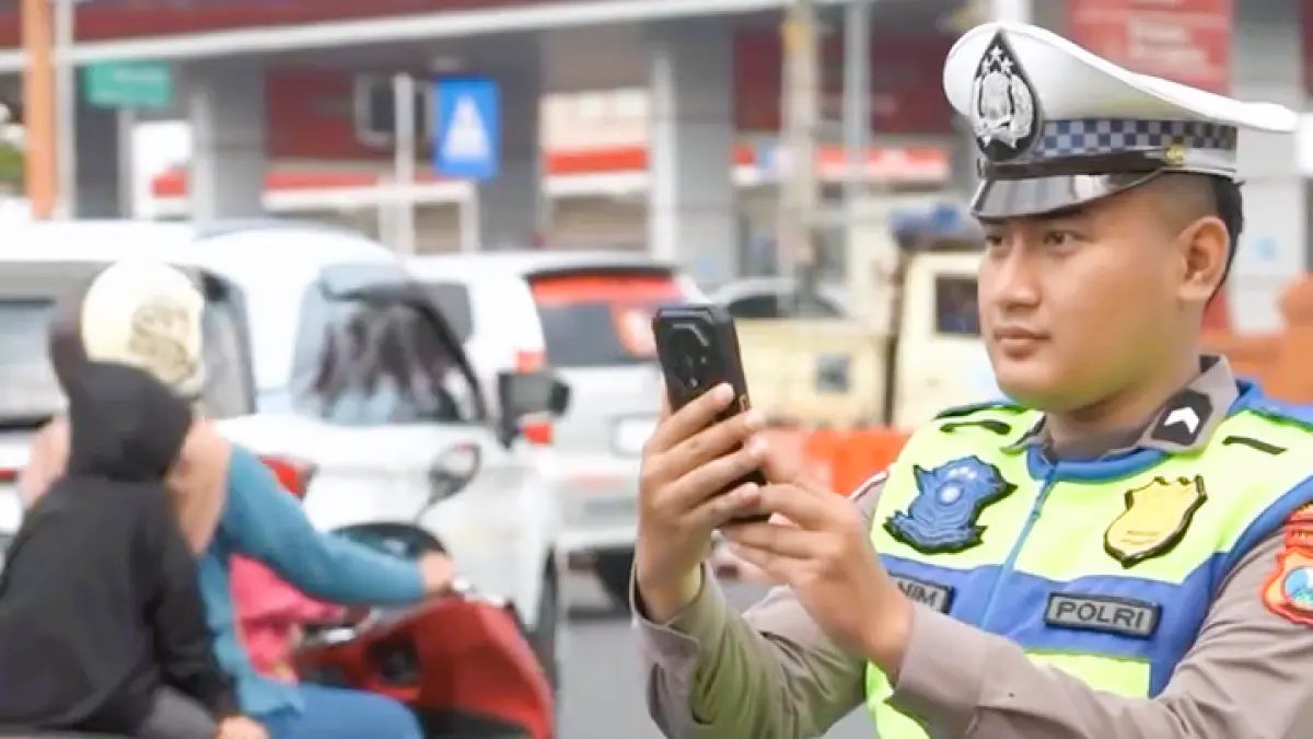 TILANG ELEKTRONIK: Petugas Satlantas Polres Mojokerto Kota menindak pelanggar lalu lintas dengan ETLE Handheld. (dok Satlantas Polres Mojokerto Kota for JPRM)