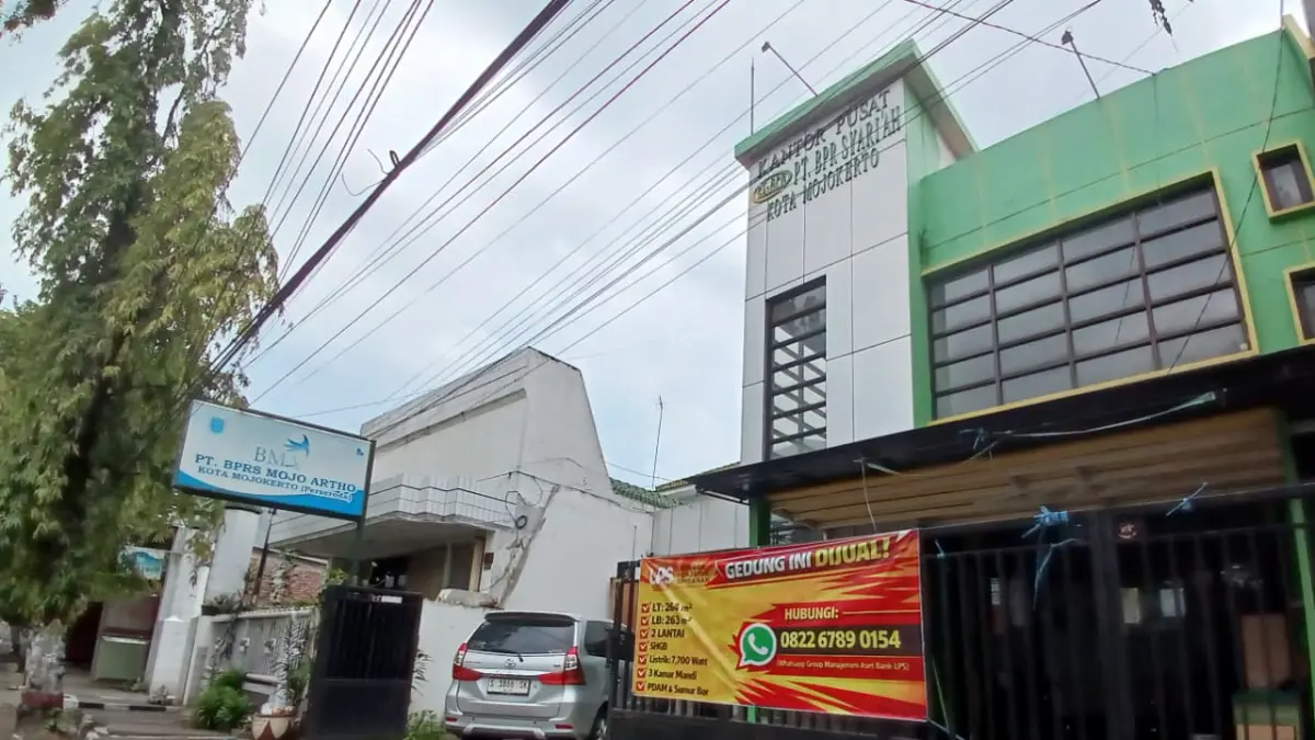 AKIBAT KORUPSI: Kondisi kantor BPRS Mojo Artho di Jalan Mojopahit, Kota Mojokerto, yang sudah bangkrut dan kini dilelang. (Adi JPRM)