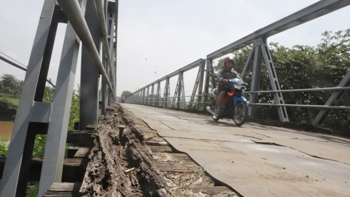 DIATENSI: Kondisi Jembatan Turi di Desa Leminggir, Kecamatan Mojosari sudah pada lapuk. Pembangunannya pun&nbsp;menunggu Inpres turun setelah sebelumnya dinas PUPR lengkapi semua dokumen persyaratannya. (Sofan JPRM)