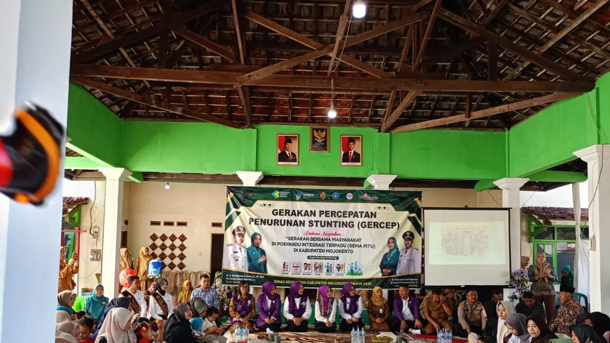 FOKUS: Para peserta&nbsp;kegiatan Gerakan Bersama Masyarakat di Posyandu Integrasi Terpadu (Gema Pitu) sedang fokus mendengarkan sambutan istri Wakil Bupati Mojokerto, dr. Ameilia Fitri Octavian Sp.A.&nbsp;(Dodik JPRM)