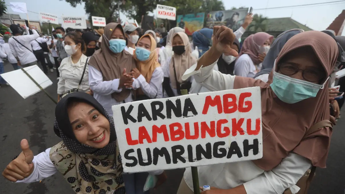 SUARAKAN DUKUNGAN:&nbsp;Peserta aksi dari relawan program MBG se-Mojokerto Raya menggelar aksi di Jalan Veteran kawasan Alun-Alun Wiraraja, Kota Mojokerto, sebelum bergerak menuju kantor Pemkab Mojokerto di Jalan A Yani Kota Mojokerto, kemarin (24/6). (Sofan JPRM)