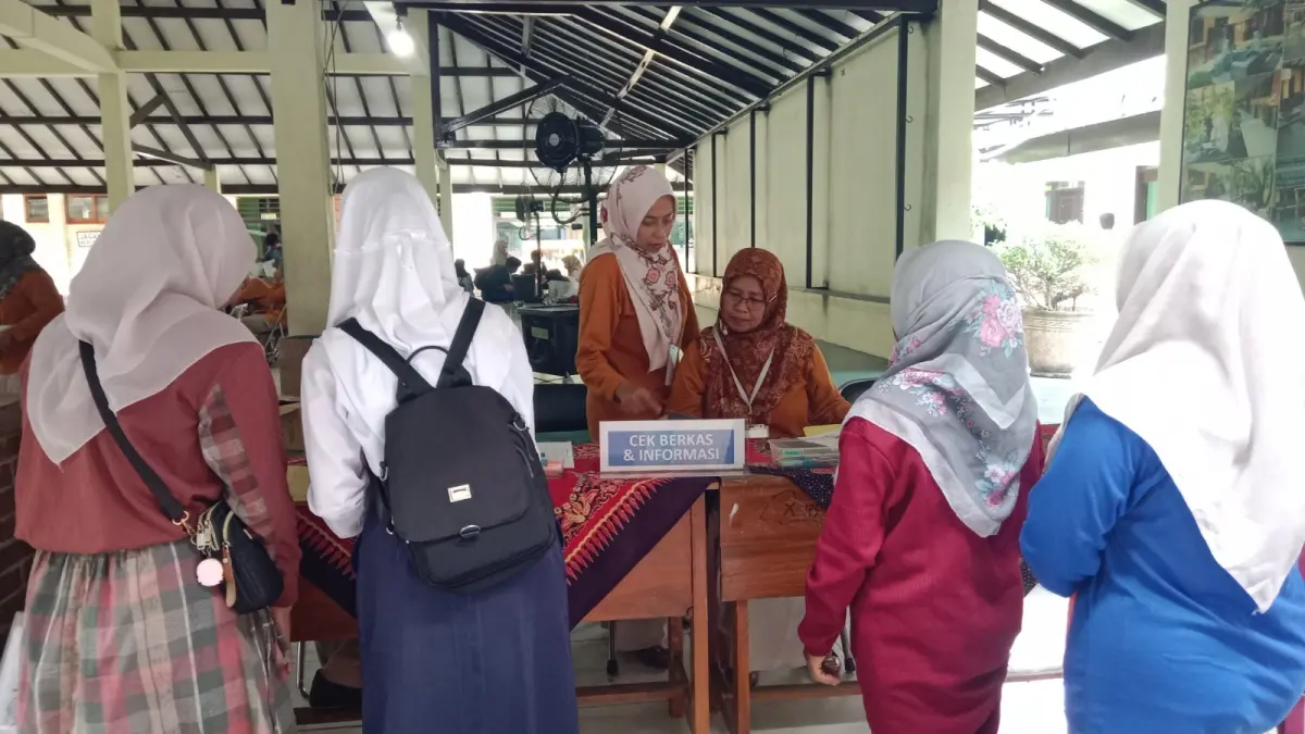 SEGERA BERAKHIR: Daftar ulang calon siswa baru SMA Negeri 1 Mojosari, Senin (22/6) lalu. Kemarin (24/6), sejumlah siswa kembali bersaing lewat jalur nilai akademik yang juga menjadi peluang terakhir mereka dalam SPMB 2026.&nbsp;(Indah JPRM)