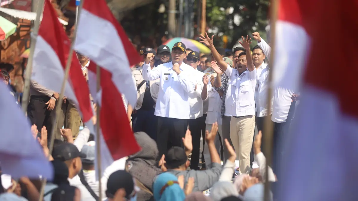 SAMPAIKAN SIKAP: Wakil Bupati Mojokerto Muhammad Rizal Octavian saat menemui peserta aksi di depan kantor Pemkab Mojokerto di Jalan A Yani Kota Mojokerto, kemarin (24/6). Pemkab menyatakan dukungan yang sama agar program MBG tetap berlanjut. (Sofan JPRM)