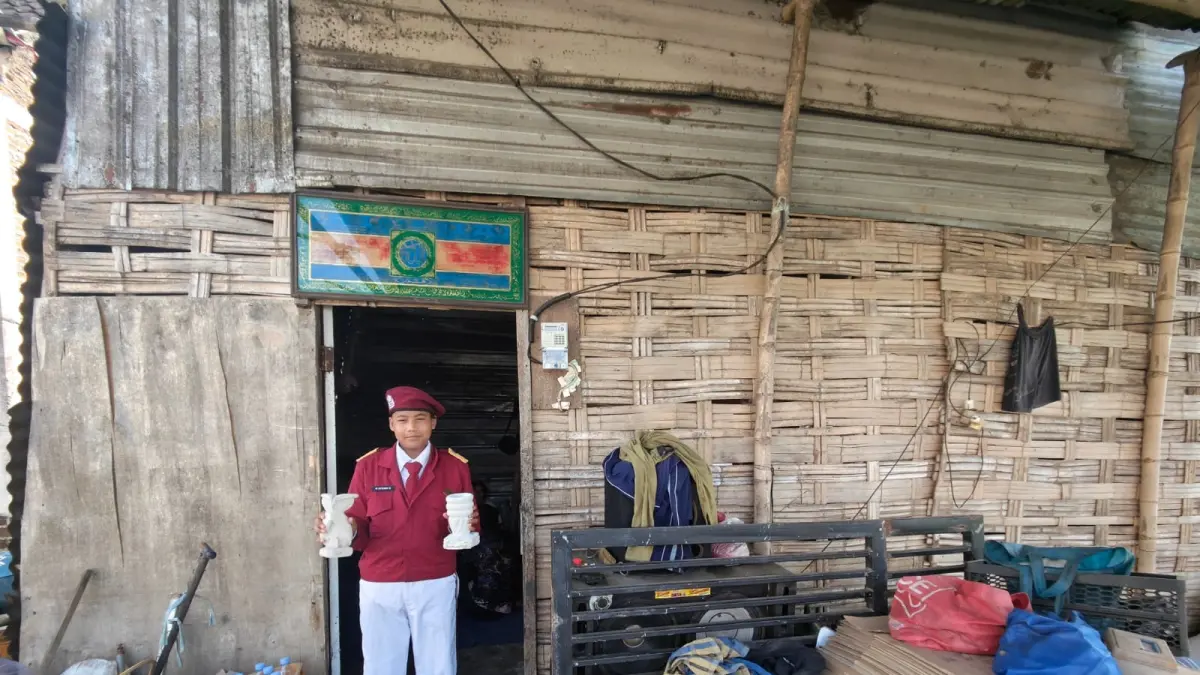 BERBAKAT: Siswa 15 Mojokerto Muhammad Efendi Bayu Firmansyah menunjukkan kerajinan pahatnya saat ditemui di rumahnya, Desa Karangkedawang, Kecamatan Sooko, Selasa (23/6). (Khudori JPRM)
