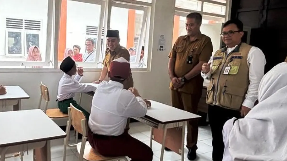 BERI MOTIVASI: Bupati Muhammad Albarraa memberi motivasi para siswa SRMP 15 Mojokerto di Desa/Kecamatan Gedeg. (Khudori JPRM)