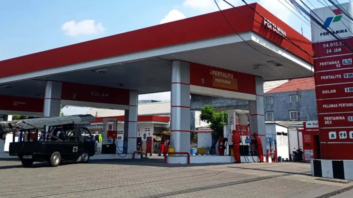 DALAM PERJALANAN: Kondisi SPBU Ngranggon, Kecamatan Bangsal, Kabupaten Mojokerto yang mengalami kekosongan stok solar, kemarin (25/6). (Rizal JPRM)