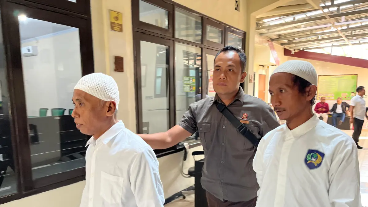 DIADILI: MS (depan), terdakwa rudapaksa gadis disabilitas usai menjalani sidang dakwaan di Pengadilan Negeri Mojokerto, Senin (2/6). (Farisma JPRM)