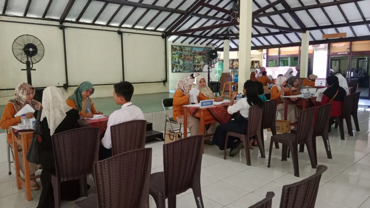 JALUR TERAKHIR: Suasana daftar ulang SPMB tahap kedua di SMAN 1 Mojosari. Hari ini (26/6) calon siswa baru bisa mengetahui peluang lolos mereka di tahap tiga.&nbsp;(dok JPRM)