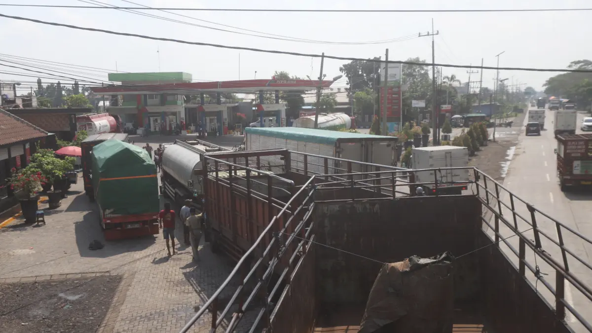KENDARAAN BESAR: SPBU 54.613.01 di Lingkungan Kuwung, Kelurahan Meri, Kecamatan Kranggan, Kota Mojokerto memberlakukan pembatasan pembelian solar imbas berkurangnya pasokan, Kamis (25/6). (Sofan JPRM)