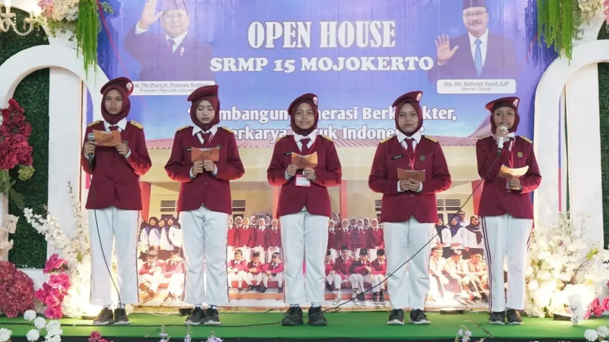 LIMA BAHASA: Alya Maulida Zahra (paling kanan), bersama empat temannya berpidato multibahasa saat open hoese di SRMP 15 Mojokerto. Meliputi bahasa Indonesia, Inggris, Arab, Jerman, dan Jepang, di Desa/Kecamatan Gedeg, Sabtu (20/6). (Khudori JPRM)