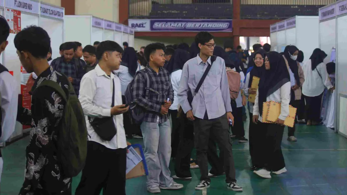 MEMBELUDAK:&nbsp;Pencari&nbsp;kerja&nbsp;memadati&nbsp;kegiatan&nbsp;job&nbsp;fair&nbsp;yang&nbsp;diikuti&nbsp;35&nbsp;perusahaan&nbsp;di&nbsp;&nbsp;GOR&nbsp;dan&nbsp;Seni&nbsp;Majapahit,&nbsp;Kota&nbsp;Mojokerto,&nbsp;Rabu&nbsp;(24/6).&nbsp;(Sofan Kurniawan/JPRM) 