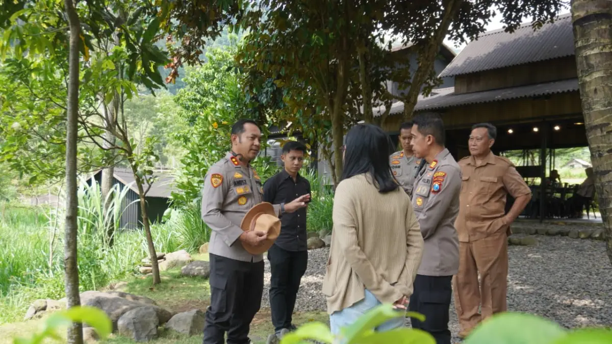 PATROLI WISATA: Kapolres Mojokerto AKBP Andi Yudha Pranata saat meninjau salah satu destinasi wisata di wilayah Pacet, Kabupaten Mojokerto, Rabu (25/6). (Rizal JPRM)