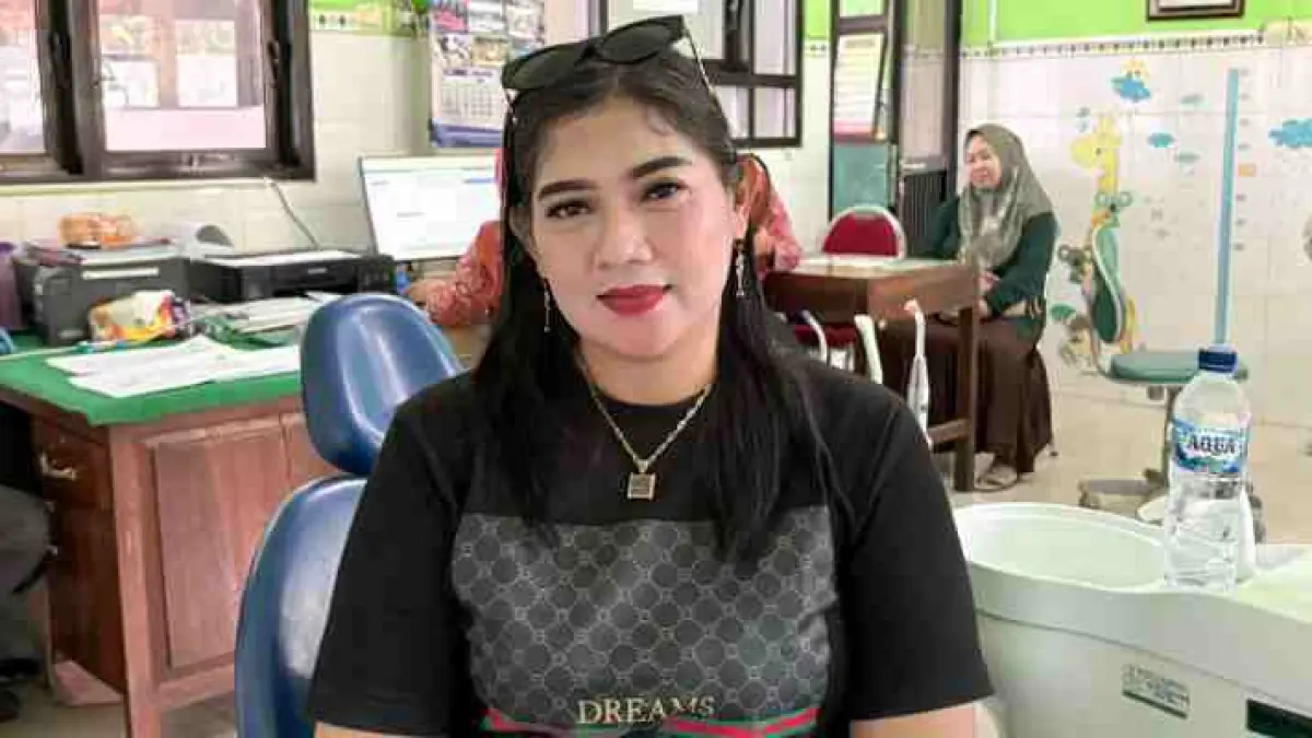 Safitra menceritakan bahwa dirinya saat ini sedang menjalani perawatan pulpa gigi di Puskesmas Sooko. 