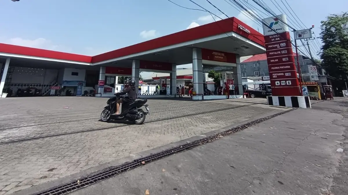 SEPI: Pengendara motor melintas di kawasan SPBU Jalan Brawijaya, Kecamatan Mojosari, Kabupaten Mojokerto, Kamis (25/6). (Rizal JPRM)