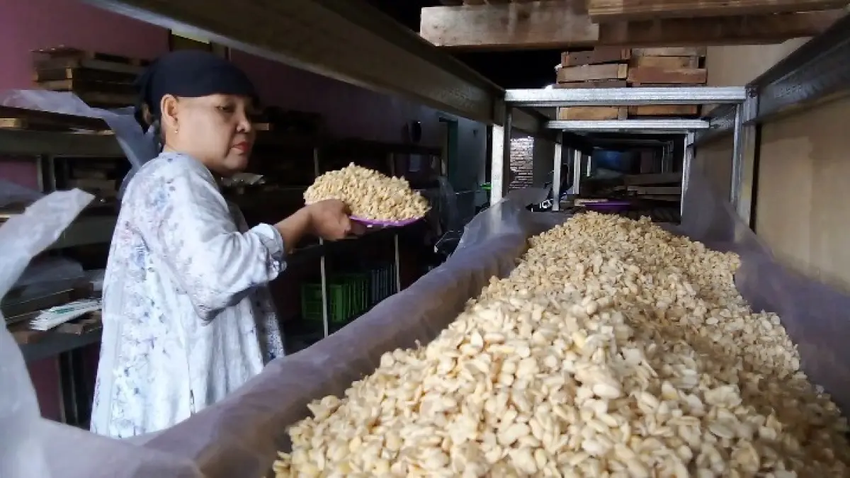TERDAMPAK: Perajin tempe di Kabupaten Mojokerto terpaksa menyiasati dampak kenaikan kurs dolar yang mempengaruhi harga kedelai impor. (Martda JPRM)