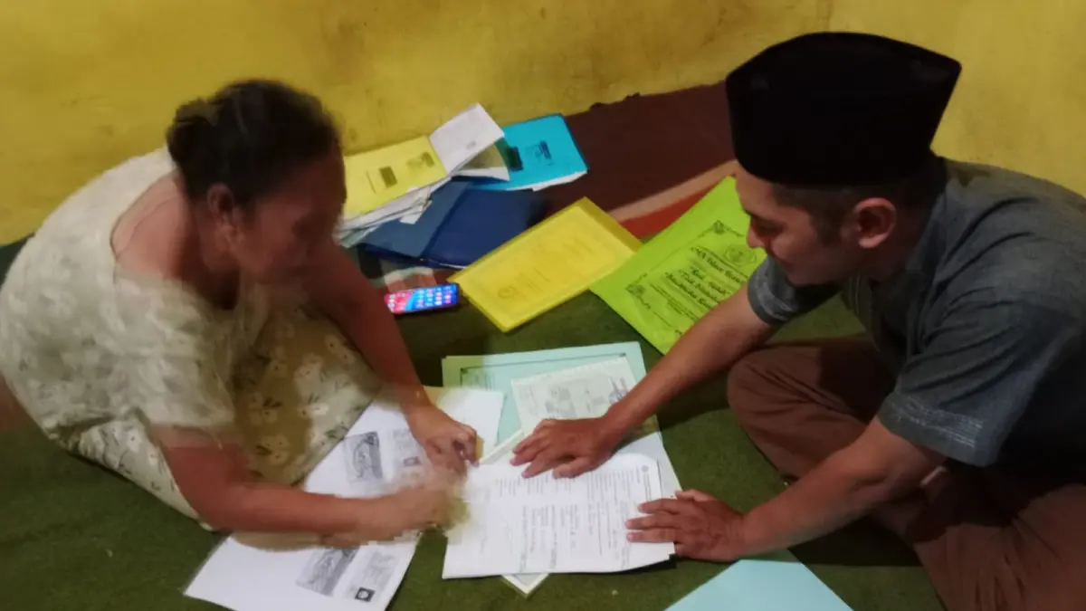 TURUN GUNUNG:&nbsp;Pihak SMA Islam Brawijaya mendatangi rumah calon siswa baru sekaligus sosialisasi agar lembaga tersebut memperoleh calon siswa baru, kemarin (25/6). (Indah JPRM)