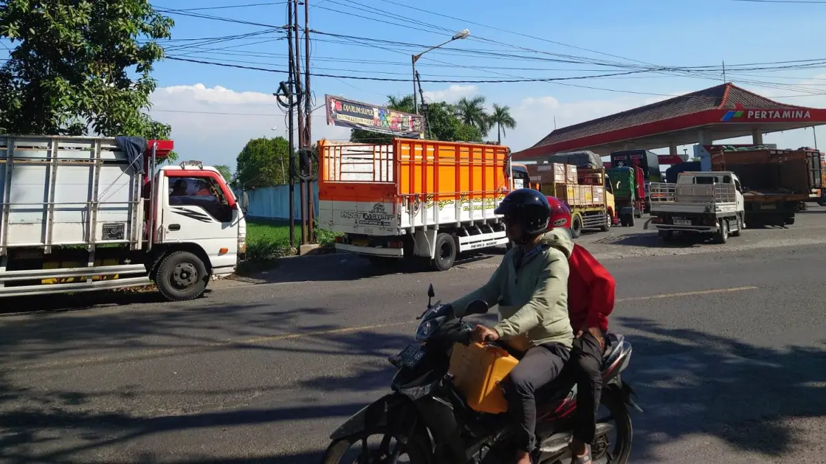 ANTREAN kendaraan di sejumlah SPBU di wilayah Kabupaten Mojokerto masih terjadi hingga&nbsp;kemarin (26/6). Karena pasokan bahan bakar minyak (BBM) subsidi telat, akibatnya jatah pembelian dibatasi.&nbsp;(Rizal JPRM)