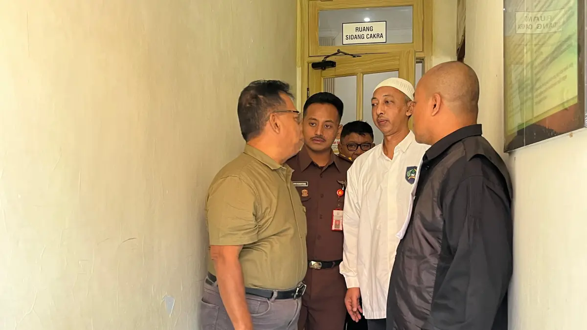 BEJAT: EM, terdakwa rudapaksa anak tiri usai menjalani sidang perdana di Pengadilan Negeri Mojokerto Jumat (22/6). (Farisma JPRM)