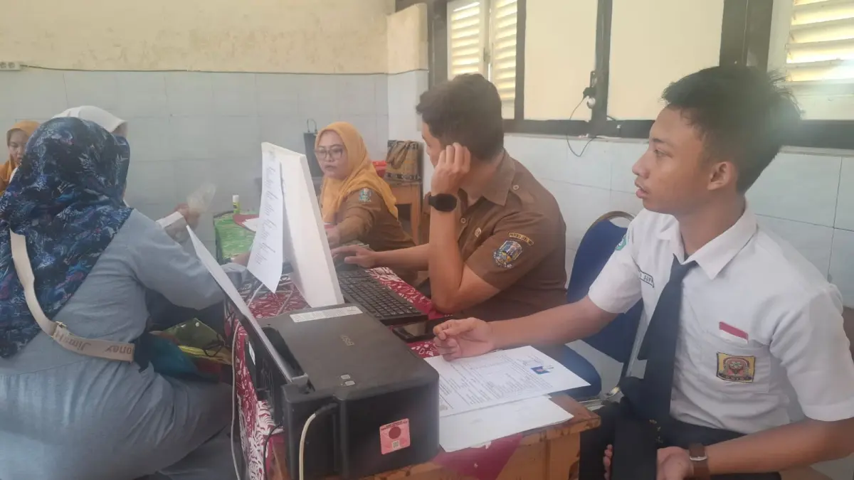 BERAKHIR: Proses daftar ulang di SMAN 3 Mojokerto, kemarin (26/6). Tahap tiga SPMB yang digelar sejak Rabu (24/6) menjadi jalur terakhir pendaftaran siswa di sekolah negeri. (dok JPRM)